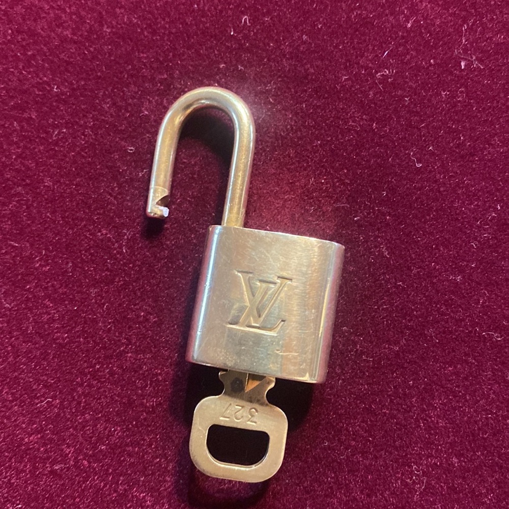 LOUIS VUITTON gold tone lock key set - Picture 5 of 5